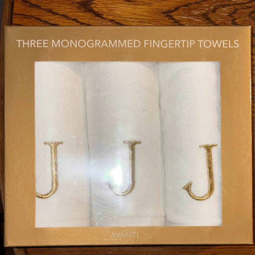 Avanti White Fingertip Towels with Gold Initials